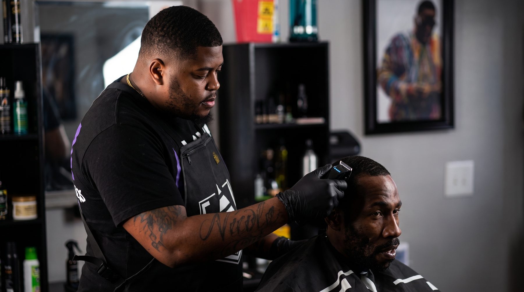 King Kuts barber lining up a client's fade with precision clippers